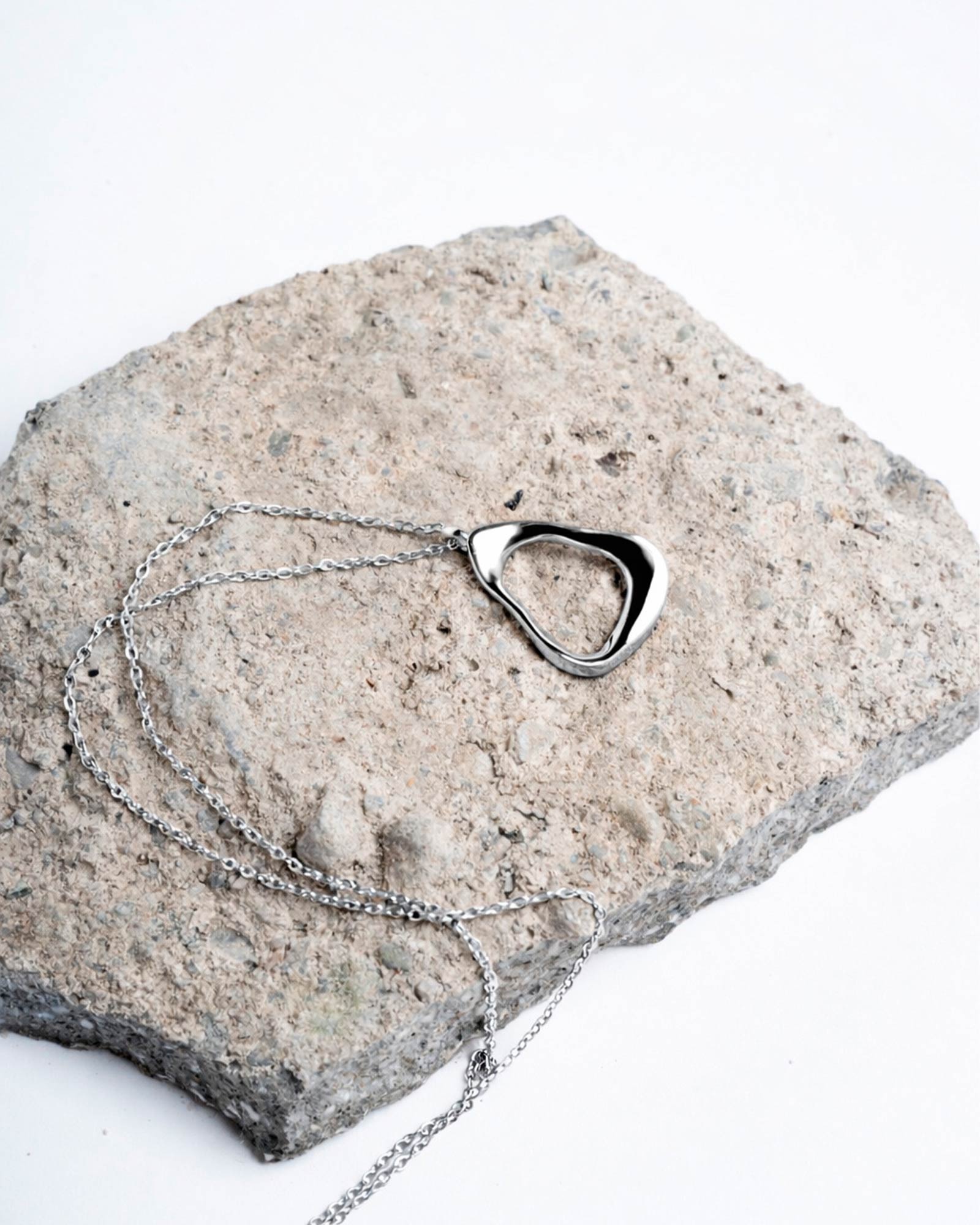 DAIMON NECKLACE
