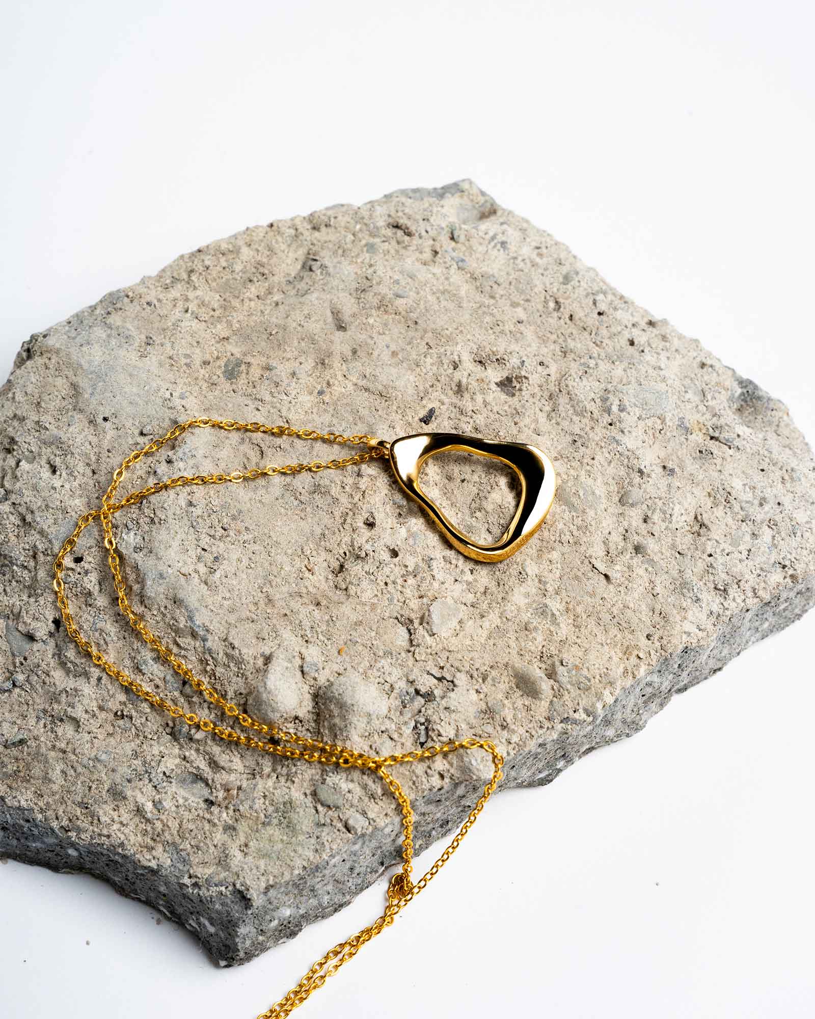 DAIMON NECKLACE